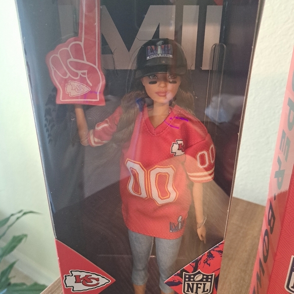 Barbie NFL Super Bowl 2024 Champion Doll Set Of 2 - Picture 6 of 7